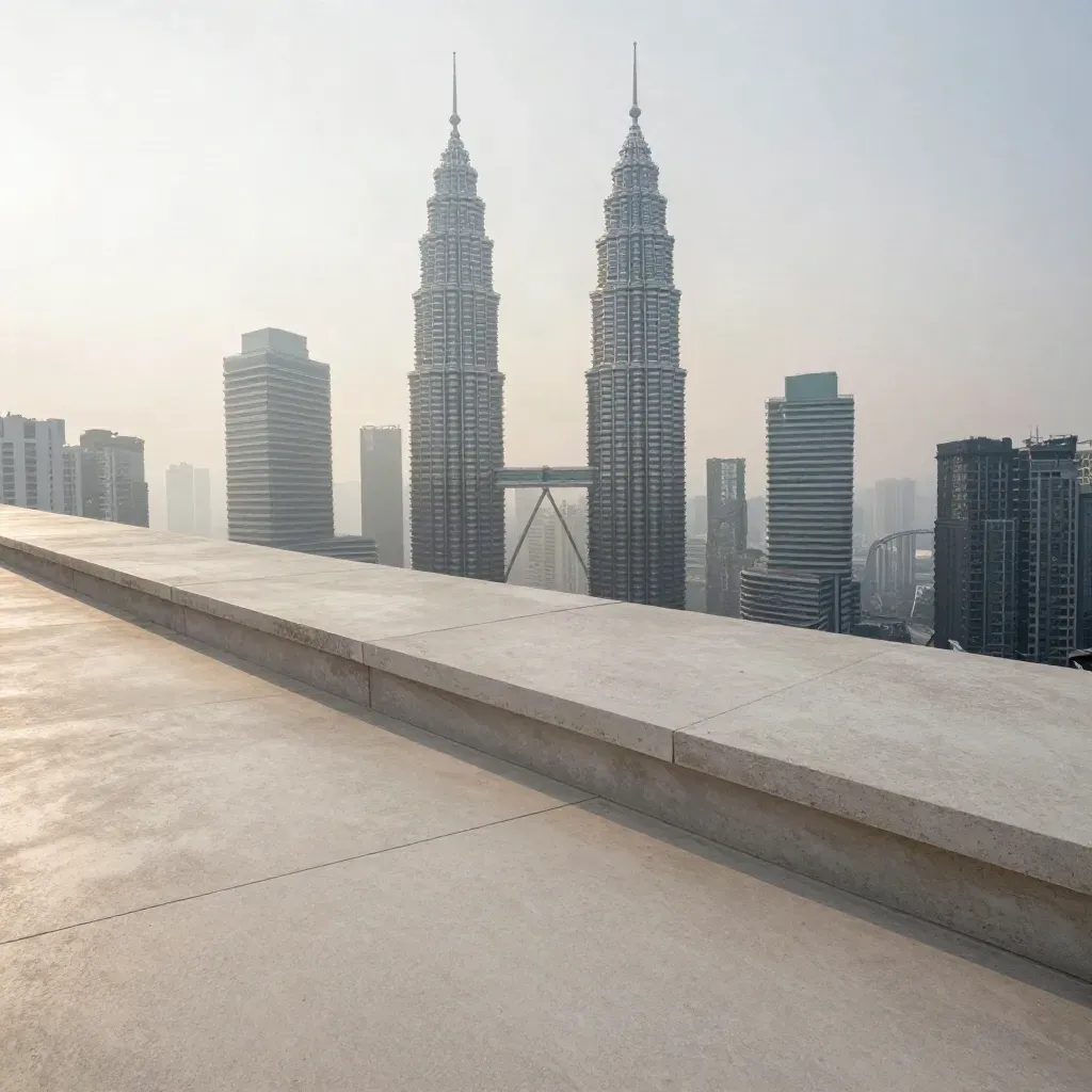 Langit bandar Kuala Lumpur dengan Menara Petronas di atas kabus monsun dan konkrit cerah.